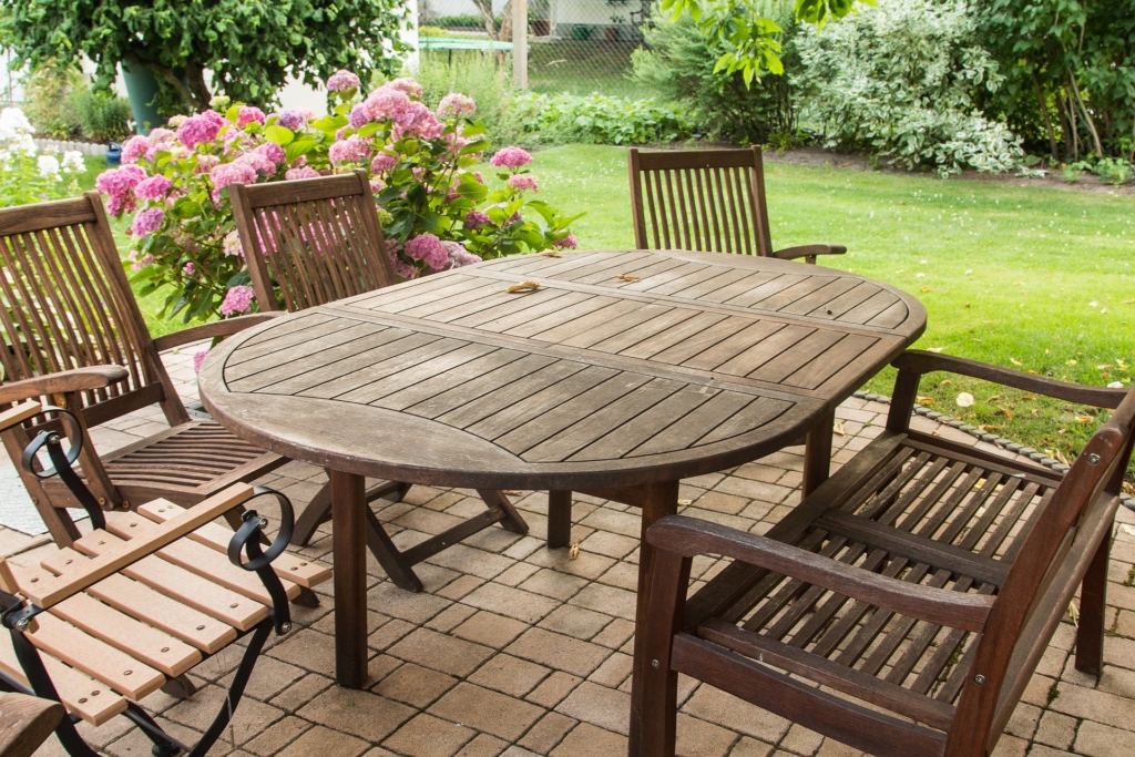 Gartenmöbel richtig reinigen und pflegen - Tipps und Tricks
